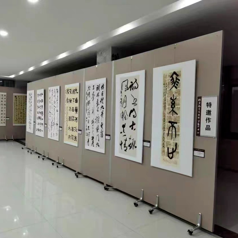 北京临时画展搭建 亚麻布挂画展板 会议屏风安装 艺术展挂画隔断租赁