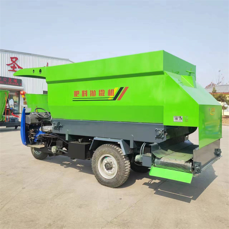 柴油撒料车 新圣泰三轮式喂牛投料机 稻草饲料喂料车