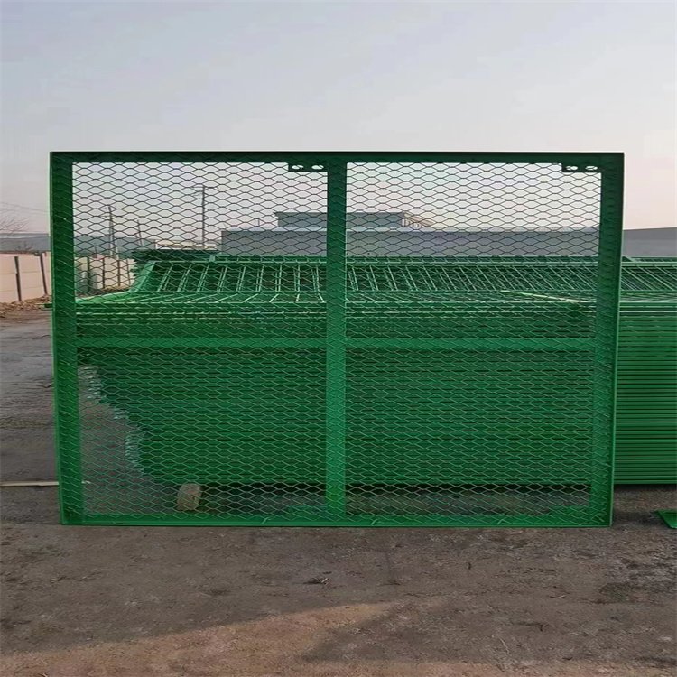 抱箍式球场围网 体育场铁丝网 墨绿色包塑400丝勾花护栏网