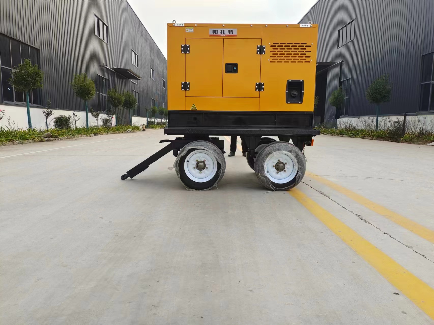 100KW工作站柴油发电机组 封闭型水冷大型油机
