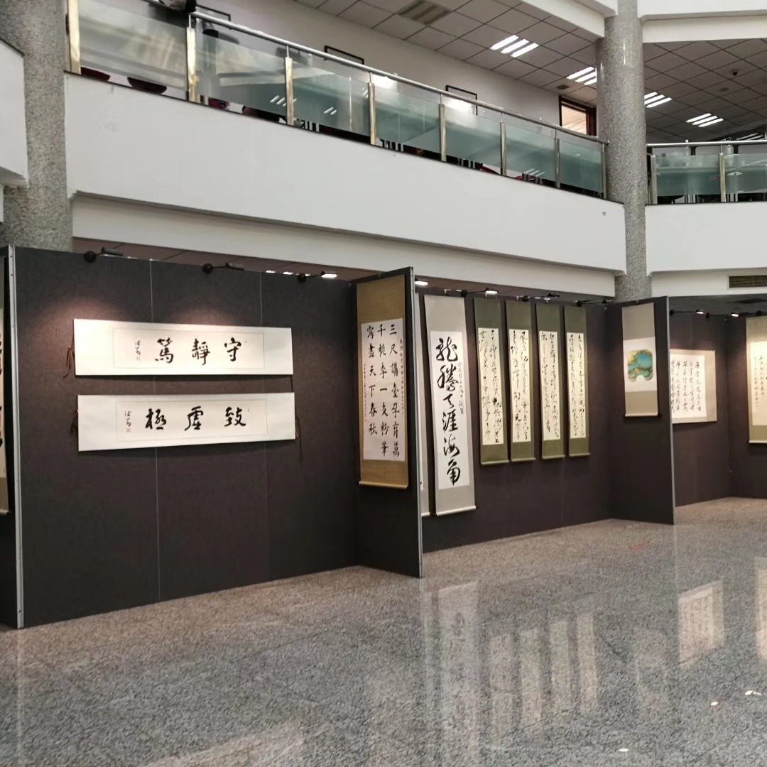 书画展览布置 北京挂画展架搭建 黑色铝料展架租赁 优图会展