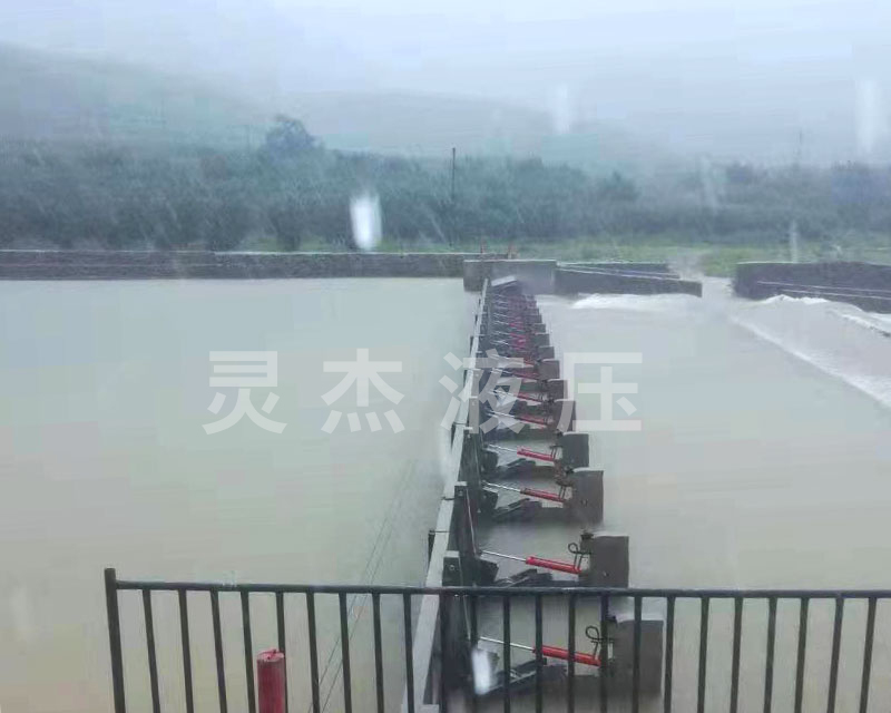 5.5米高10米宽水利自控翻板闸门