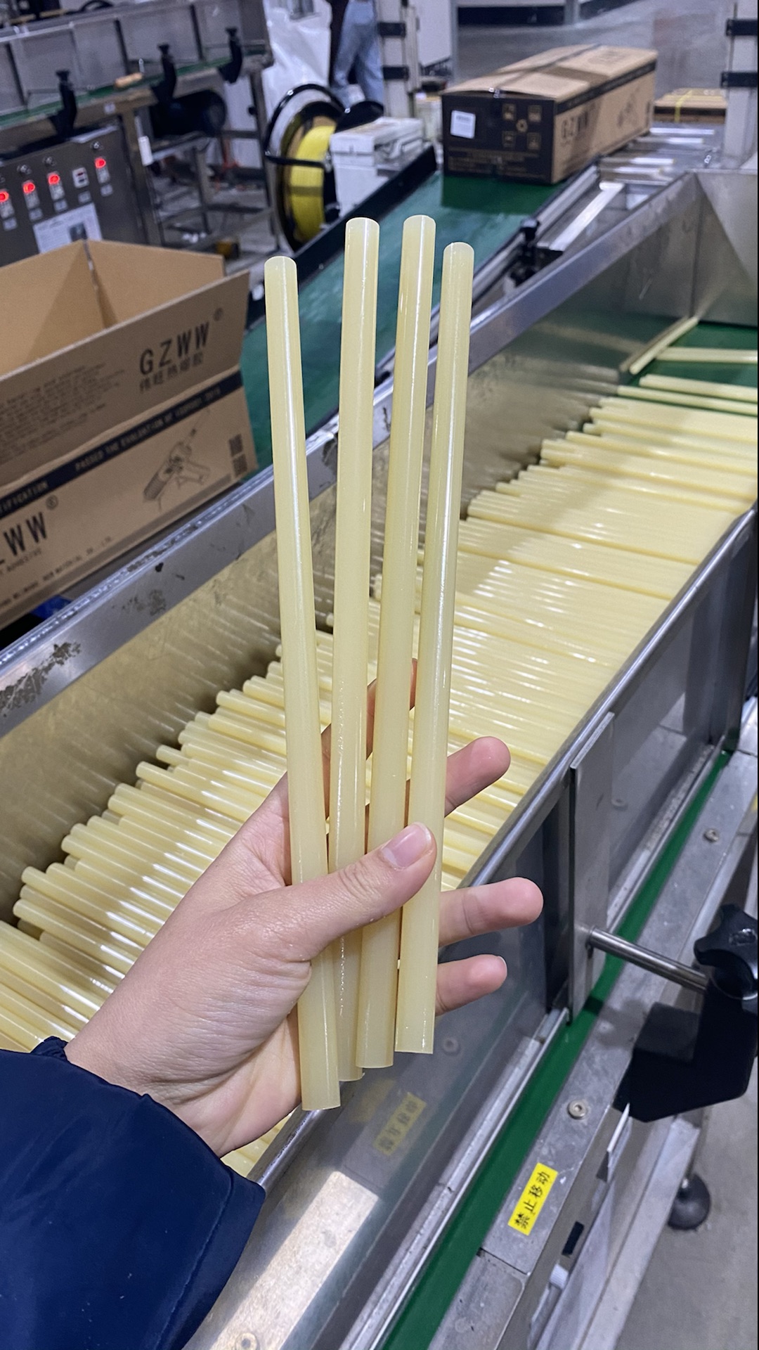 GZWW伟旺 源头厂家 热熔胶棒 胶条7mm直径 环保 实用 高粘黄色固体胶