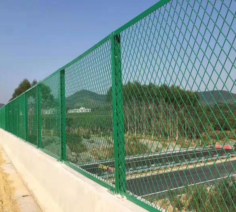 运动场围栏网菱形勾花隔离铁丝防护网学校球场围栏围网