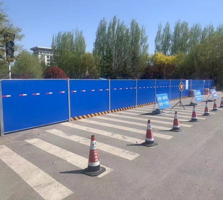 市政围挡 施工道路临时隔离围挡 彩钢草皮建筑工地绿色铁皮挡板