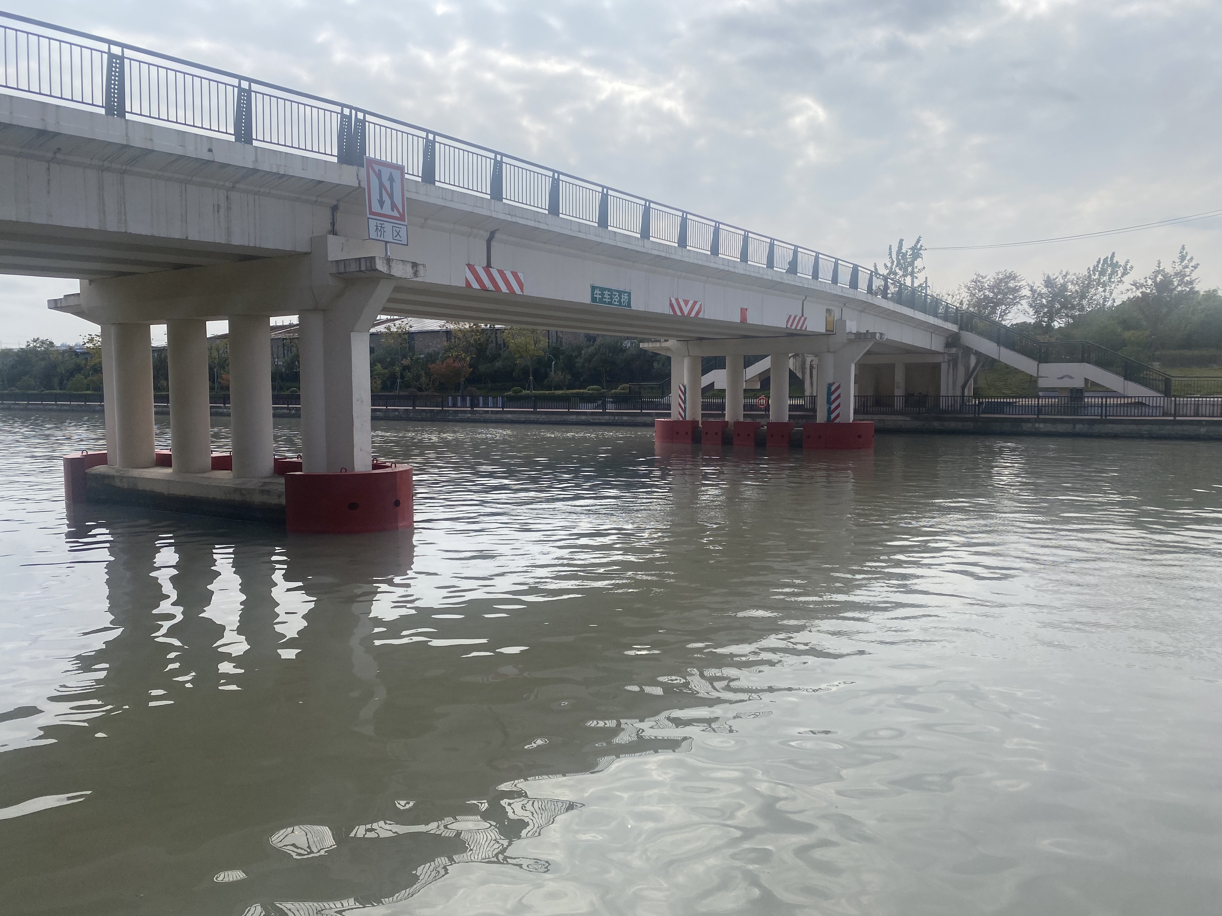 钢覆水域聚氨酯发泡缓冲纤维增强柔性复合材料立交桥下防撞护舷