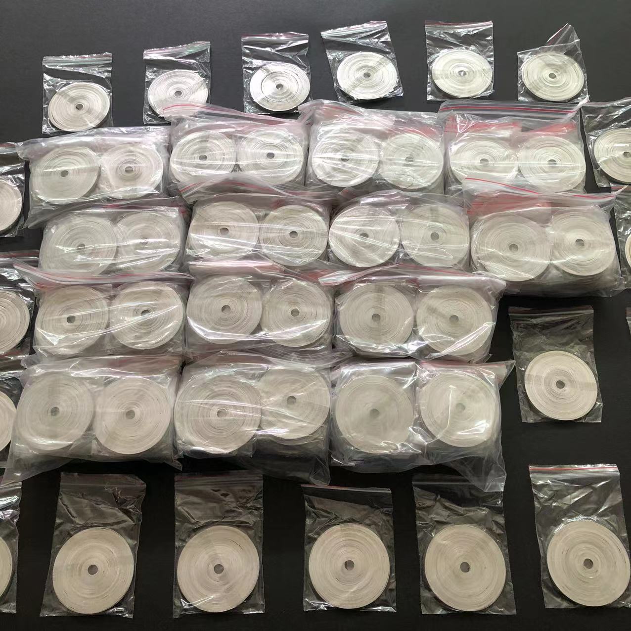 银白色有金属光泽的粉末 不溶于水、碱液，溶于酸 镁屑