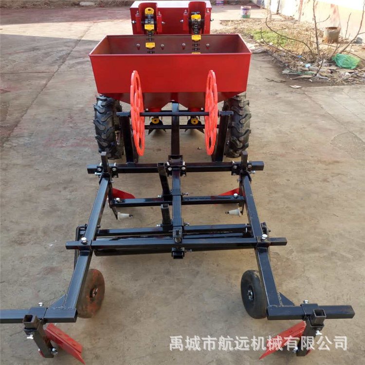 马铃薯播种机加工 2CM-2A单垄双行土豆播种施肥滴灌一体种植机