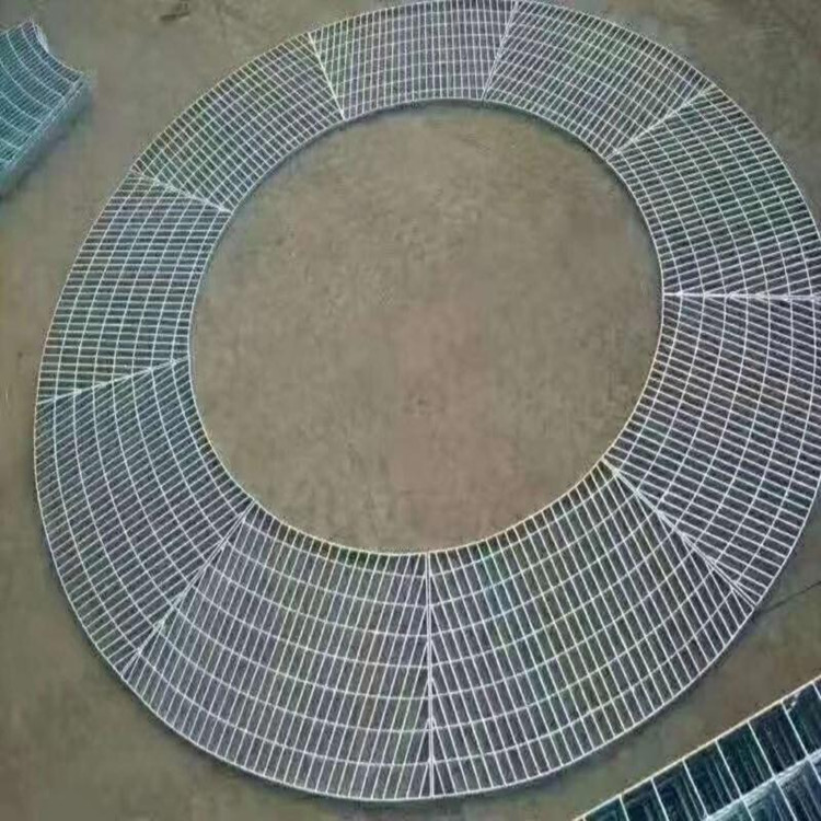 新疆钢格板用扁钢按照一定的间距和横杆进行交叉排列