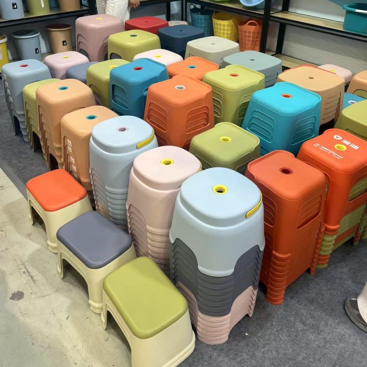 批发学生塑料凳地摊百货塑料板凳家用凳多元百货家用塑料凳子