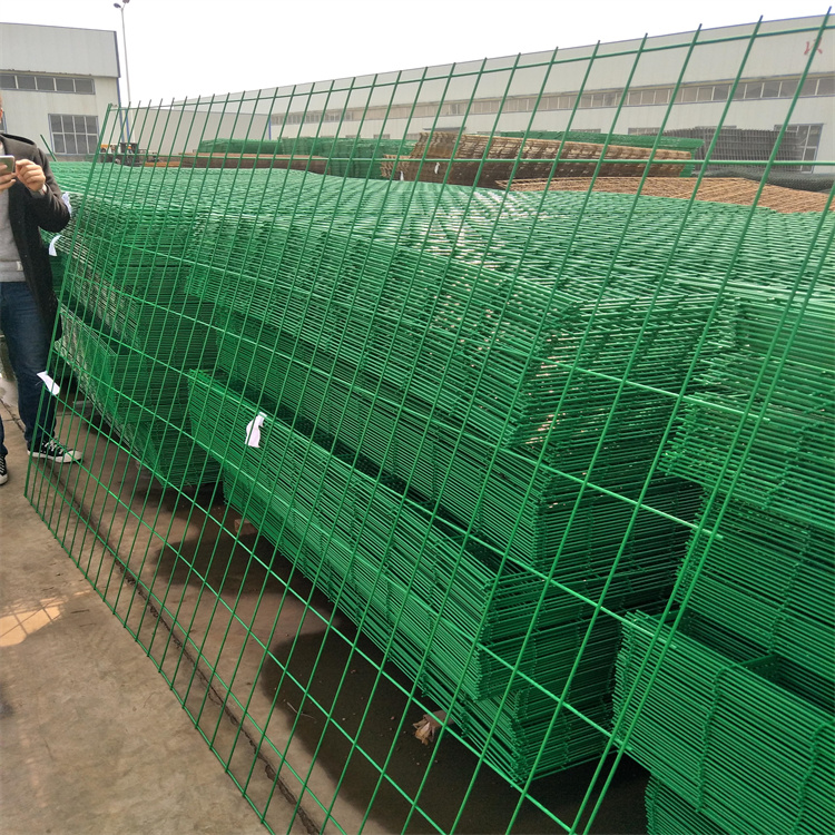 8002金属网片防护网 高铁桥下8001防护栅栏 防护栏网生产厂家 鹏方