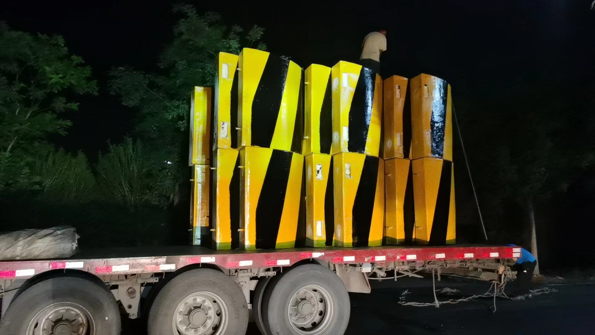 铁跨公桥底墩台防撞保护桶 立交桥方形墩台防 撞护舷