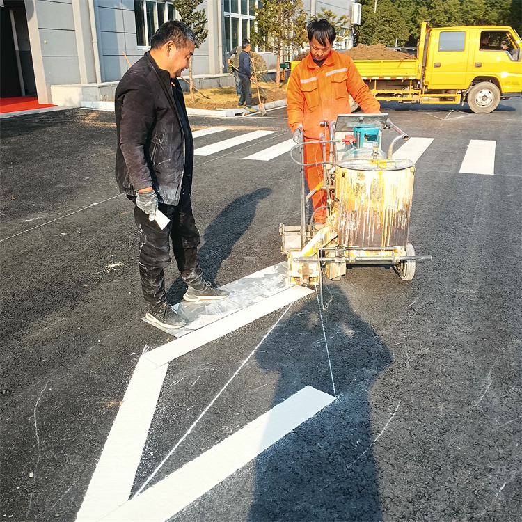校区道路口 热熔喷涂划线 自有团队 专业道路工程承包