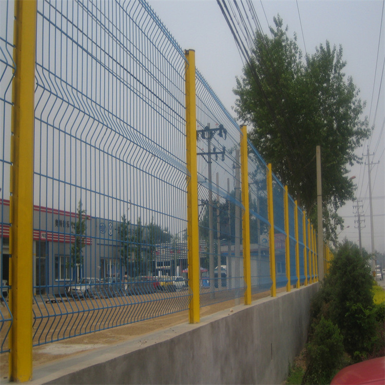 热镀锌防护栅栏厂家 框架护栏网批发 焊接网隔离栅高速公路 鹏方