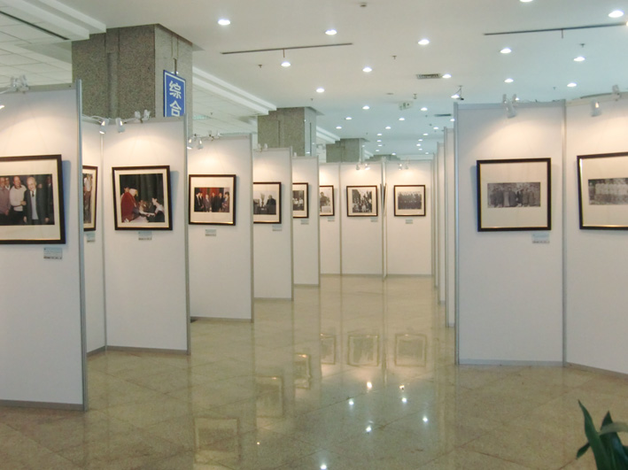 八棱柱展板销售，画展展览屏风展架，铝料展板加工定制优图厂家