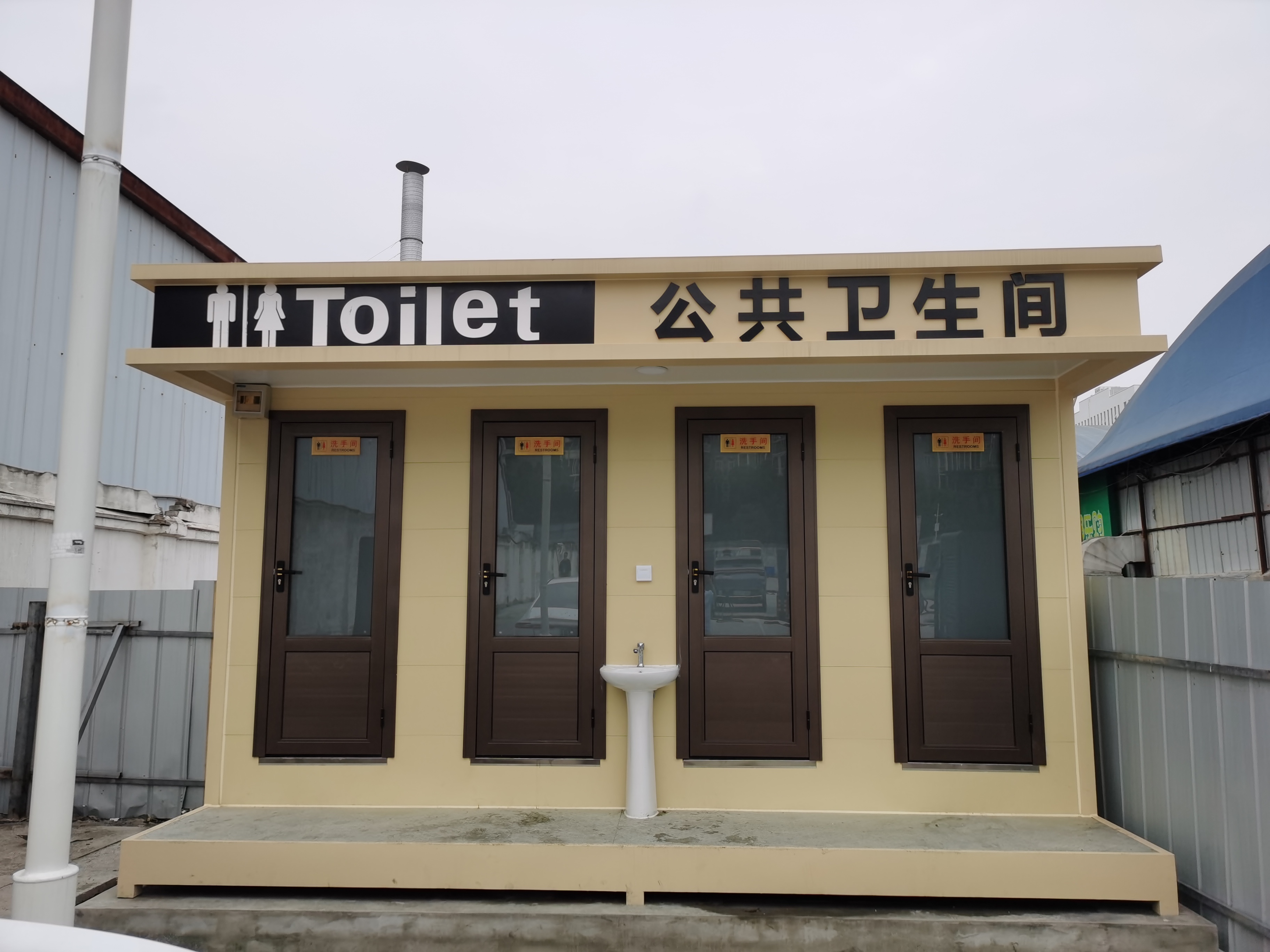 雕花板保安岗亭 保安室小区传达室 成品金属值班门卫室