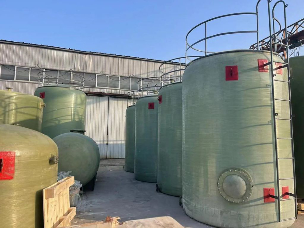 玻璃钢储罐卧式盐酸储罐立式酸碱化工储罐工业聚乙烯双氧水储罐