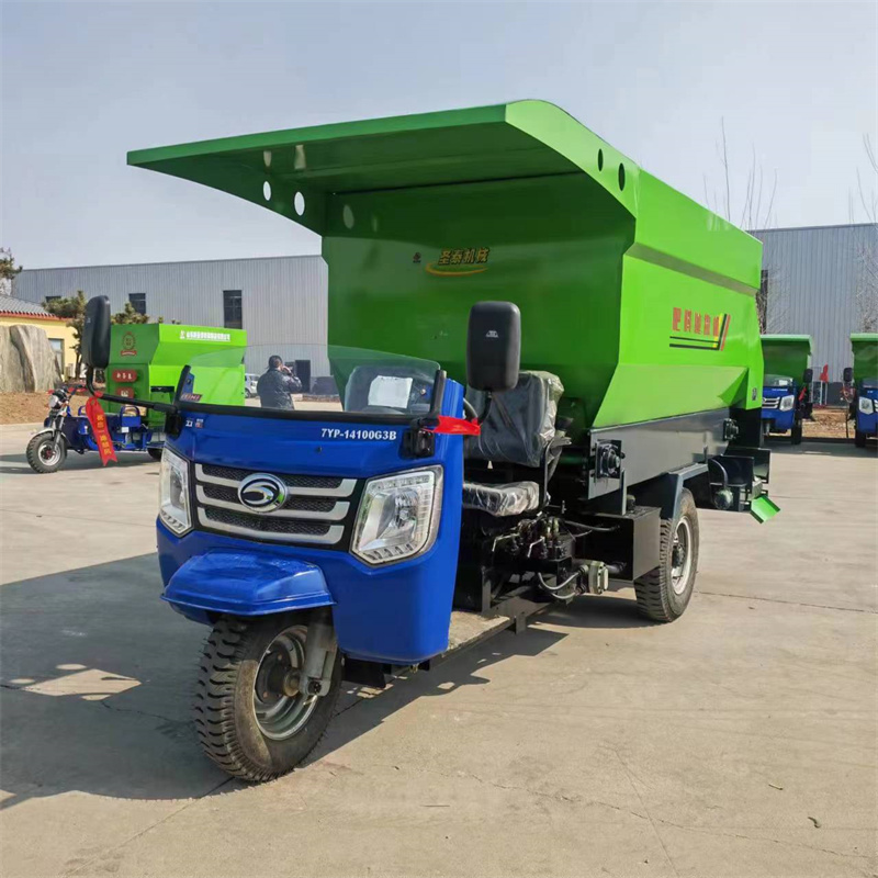 新圣泰自走式柴油撒料车 三轮式喂牛投料机