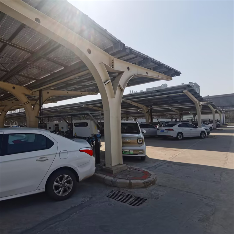 支柱式光伏车棚  ‌“立柱撑起绿能——模块化光伏车棚，空间与发电的双倍效率”‌