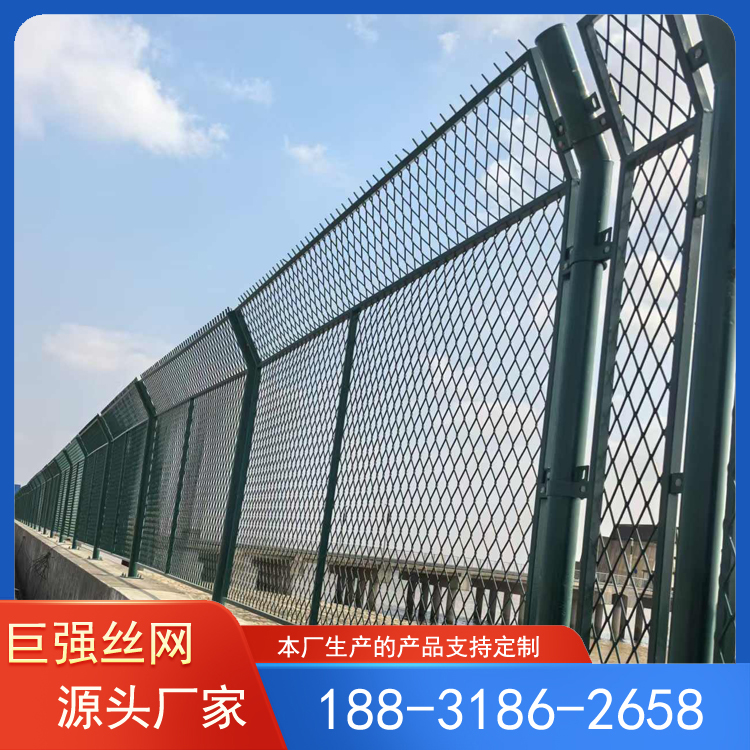 保税区围网 围墙钢板网护栏  浸塑菱形孔防护网  封闭式隔离网 巨强丝网