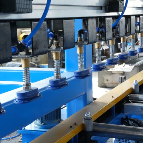 光伏支架成型设备 连续轧制 + 冲孔一体 太阳能光伏支架加工设备