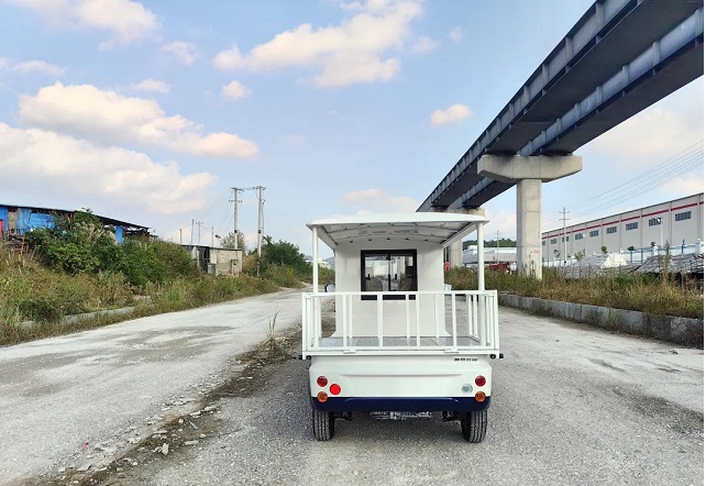 云南五菱2座电动送餐车 10KW电机，72V免维护电池，铝花纹地板