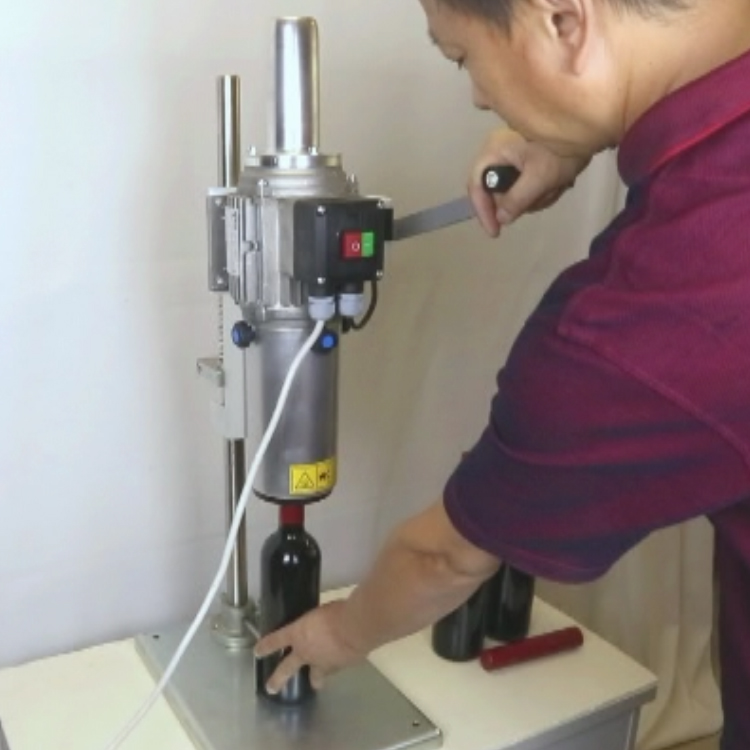 意大利立式高端铝帽塑帽机 精选厂家