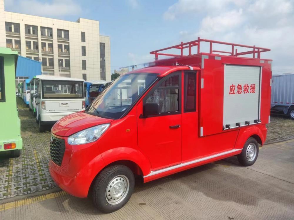 云南昭通M系列2座消防车   基于五菱之光底盘开发，车身体积小；可快速抵达大型消防车无法进入的火灾现场