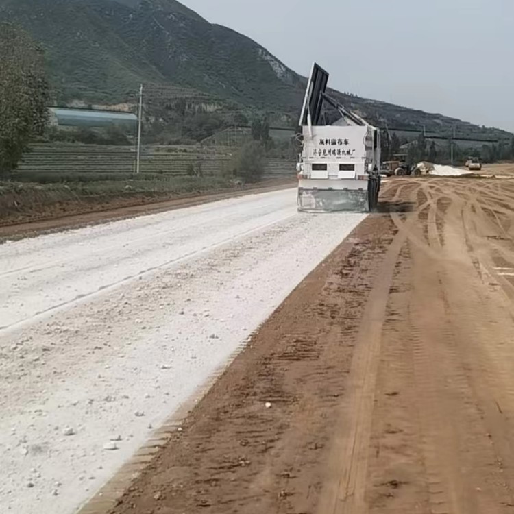 道路修筑用水泥撒布车 工程白灰撒灰车 8方牵引式消解灰摊灰车