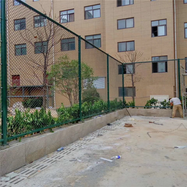 勾花网施工方式 体育竞技场勾花围栏  勾花护栏网