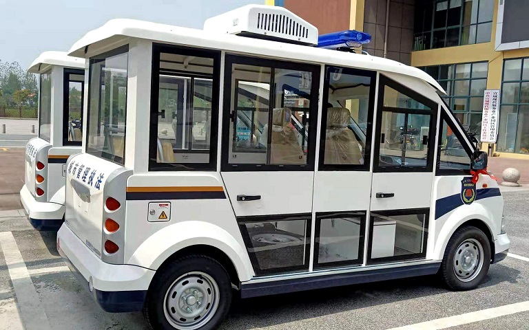 云南香格里拉封闭燃油观光车，大容量电池续航持久，一体钣金车身挡雨遮阳