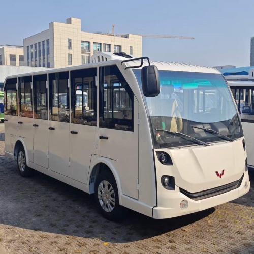五菱旅游景区载客电动观光车 全封闭大巴款四轮游览车 适用于景区，公园、酒店 地产 物业