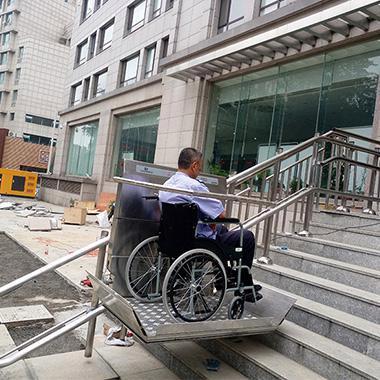 楼梯上下轮椅平台电梯 斜挂无障碍升降平台 室外楼梯轮椅升降平台