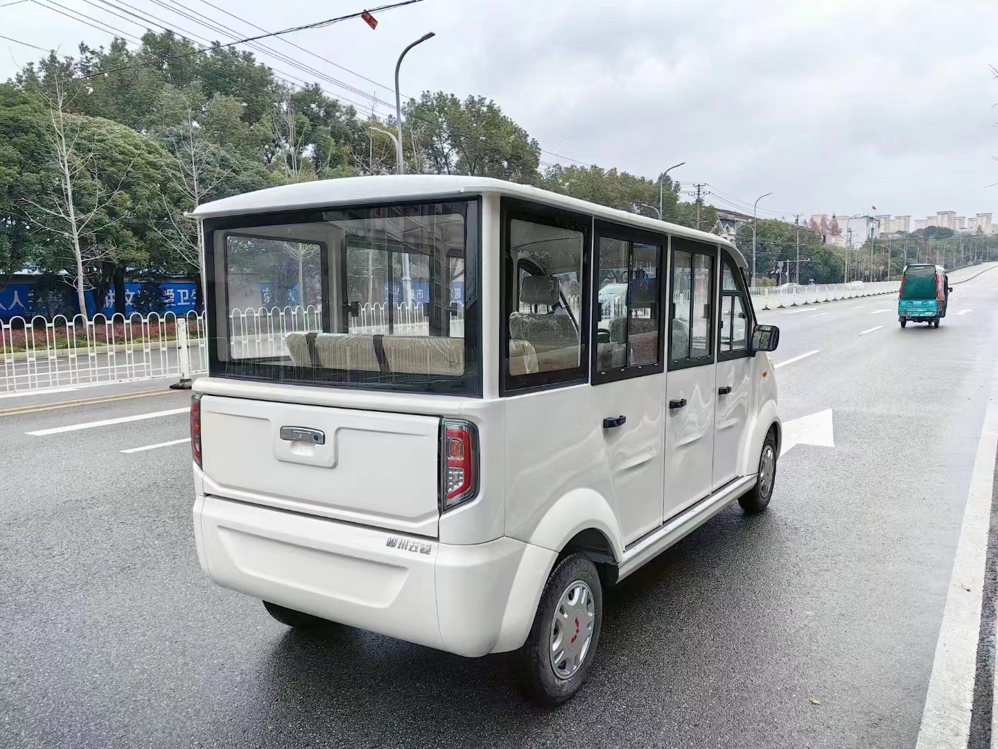 云南8座五菱封闭五菱观光车 品牌销售 质量保证-定金