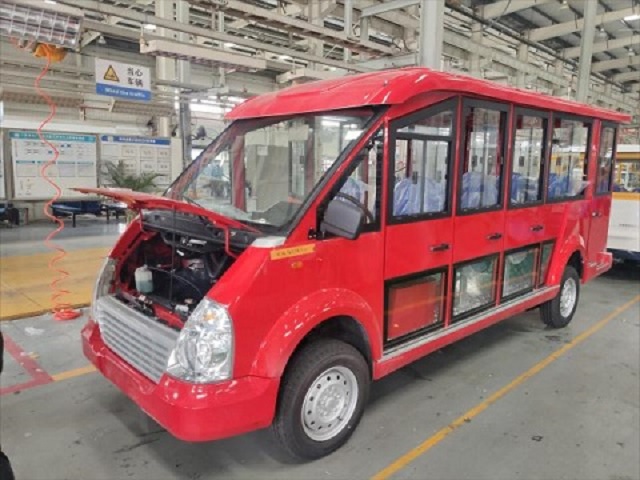 丽江古镇封闭燃油观光车，大容量电池，续航持久，一体车身，挡雨遮阳