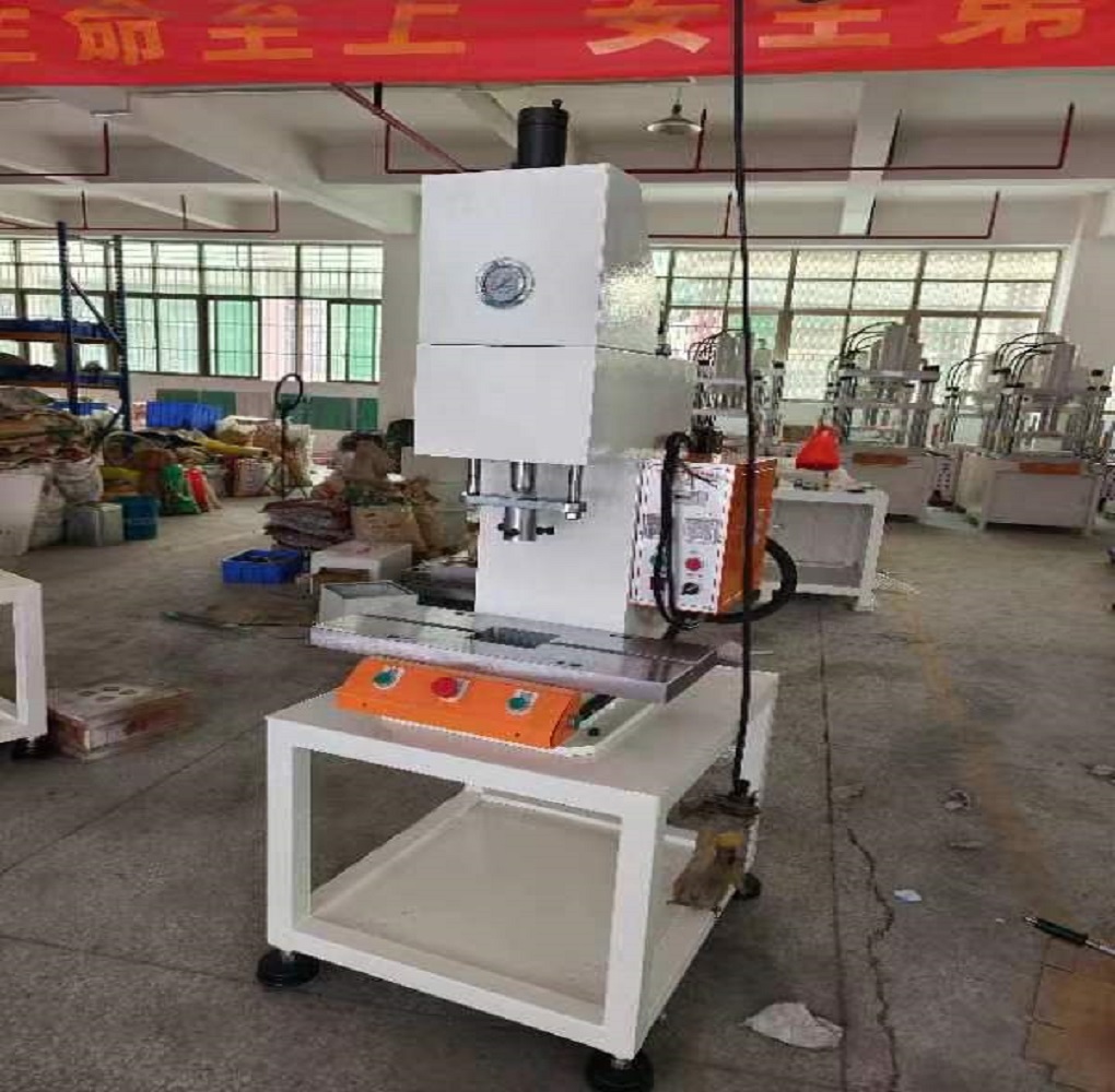 小型单柱油压机 配置桌面工作台空间操作方便